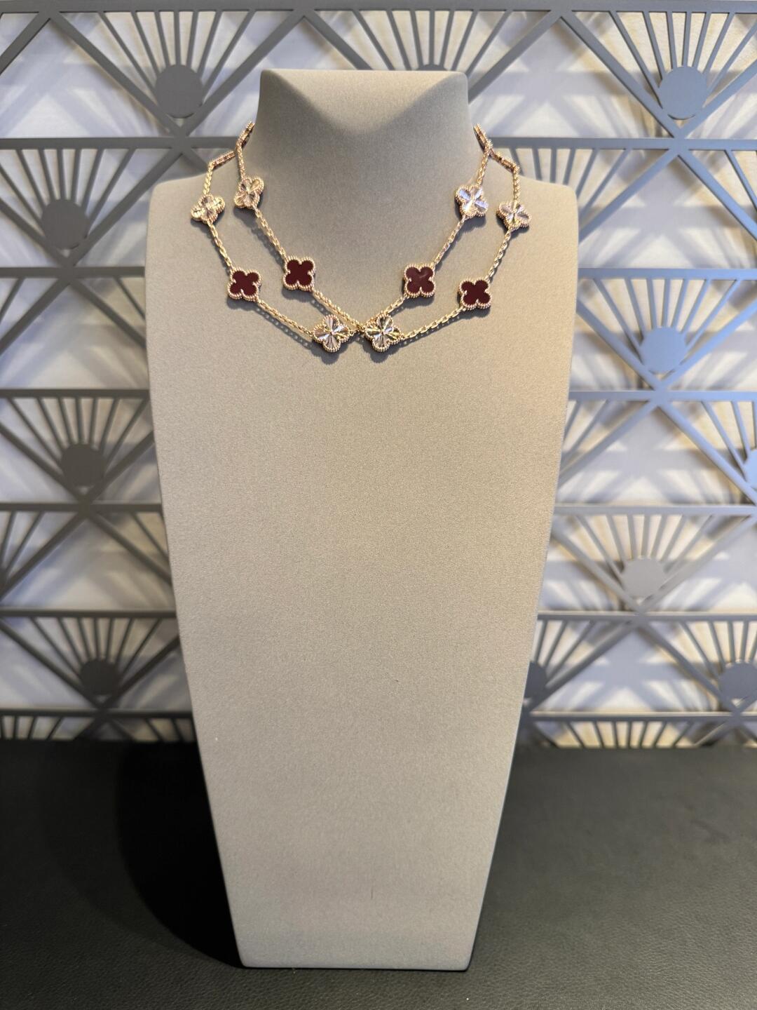 [Lora]CLOVER 20 MOTIFS LASER CARNELIAN NECKLACE
