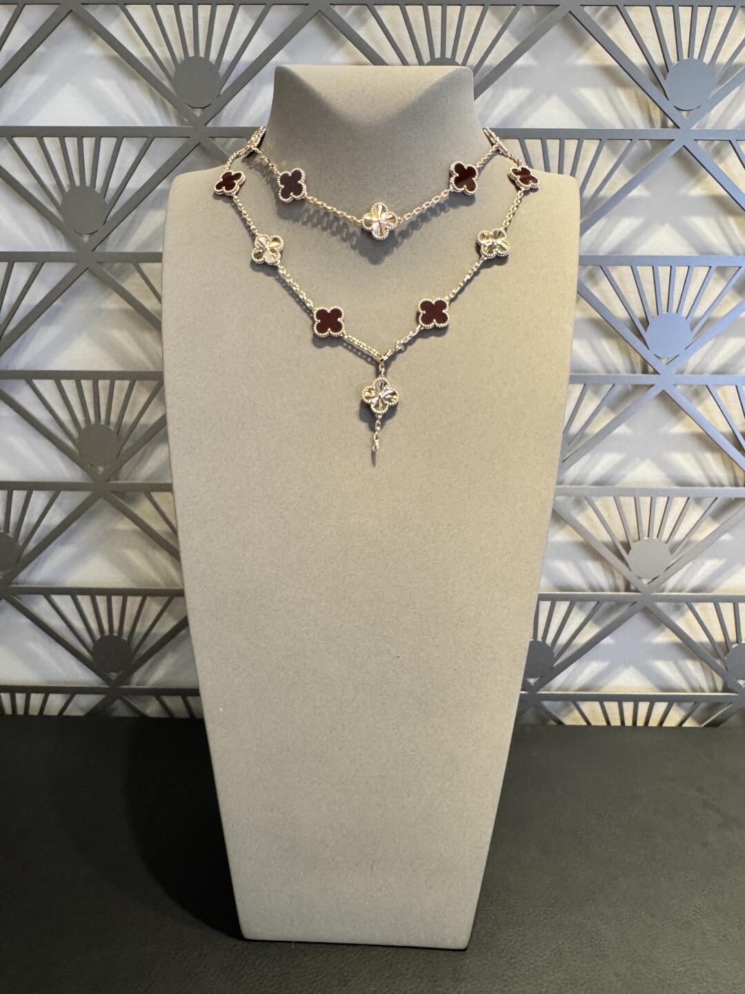 [Lora]CLOVER 20 MOTIFS LASER CARNELIAN NECKLACE