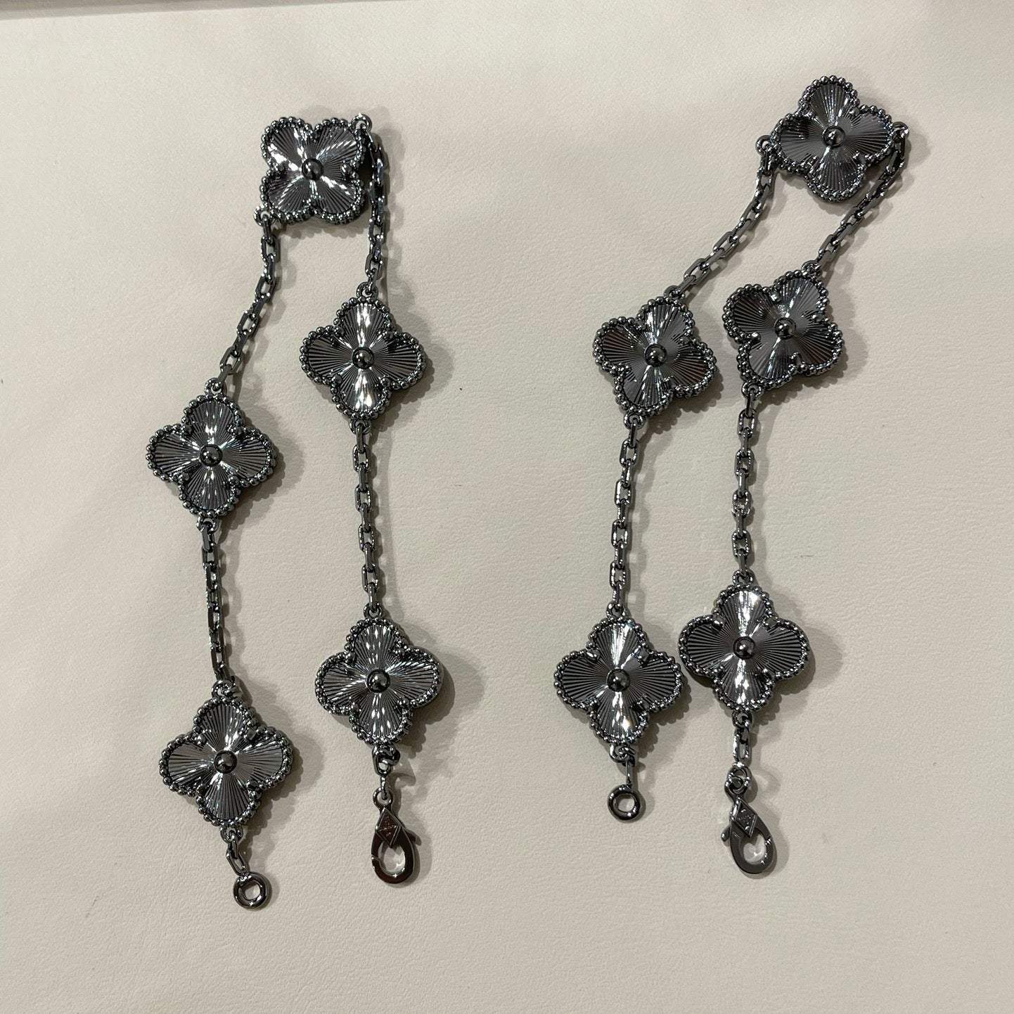[LORA]CLOVER 5 MOTIF BLACK BRACELET