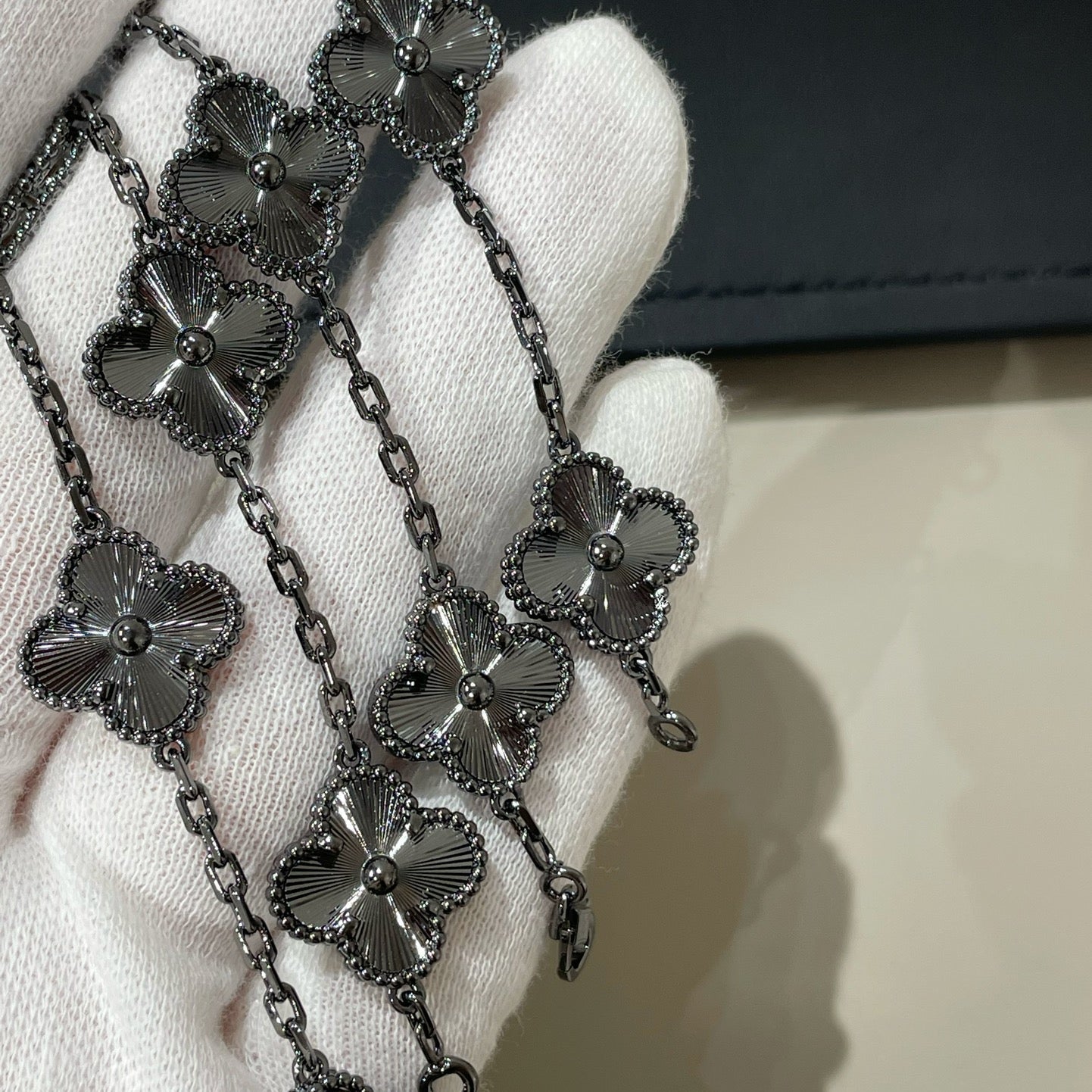 [Lora JEWELRY]CLOVER 5 MOTIF BLACK BRACELET
