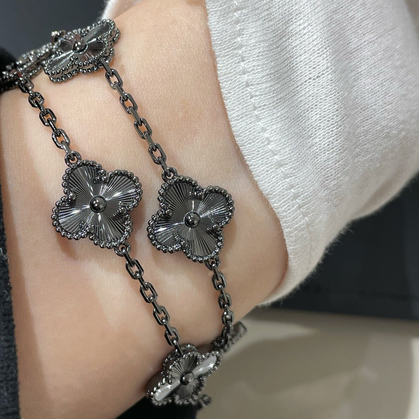 [Lora JEWELRY]CLOVER 5 MOTIF BLACK BRACELET