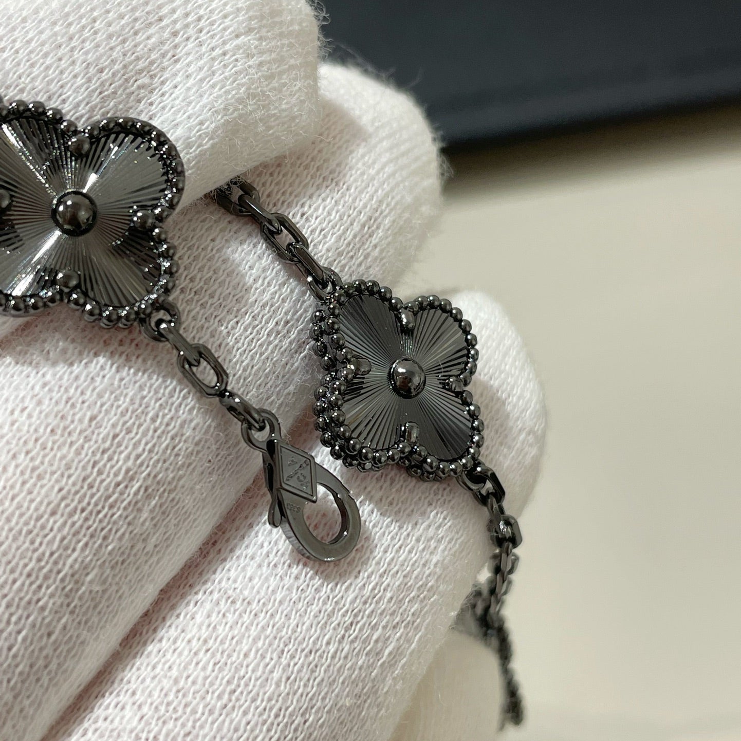 [Lora JEWELRY]CLOVER 5 MOTIF BLACK BRACELET