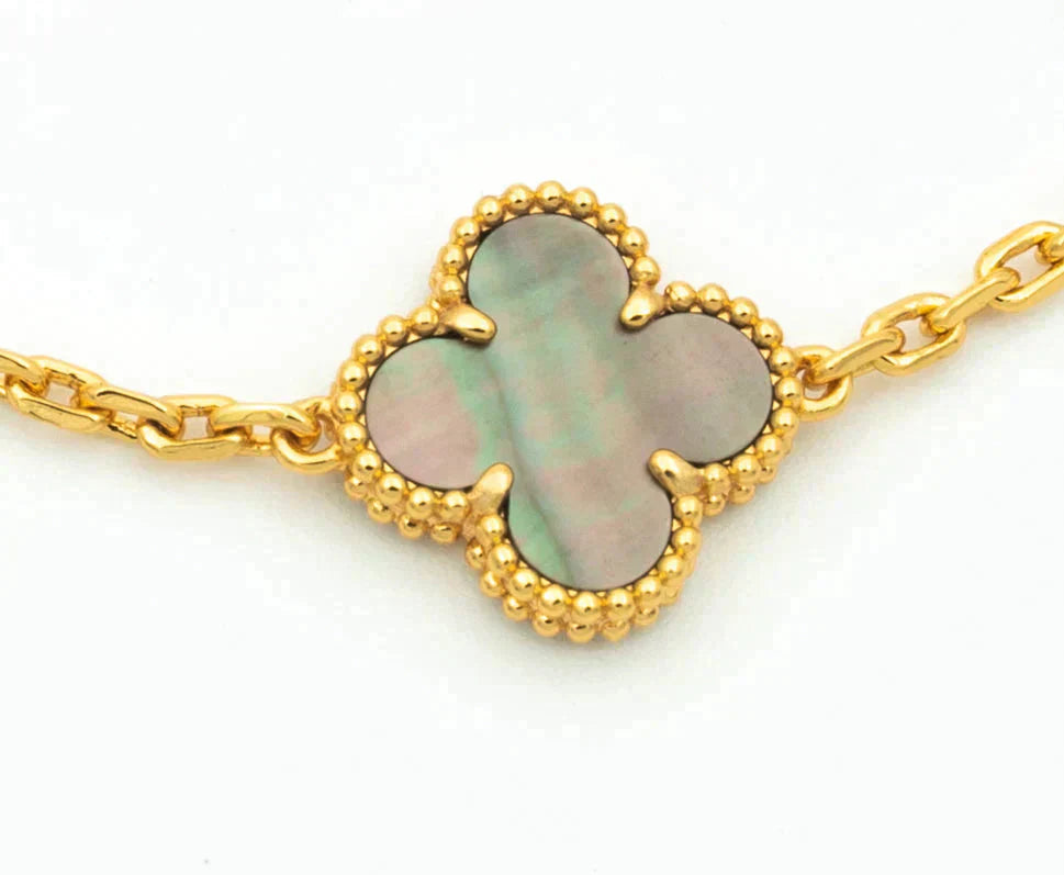 [Lora] CLOVER 5 MOTIF GRAY MOP BRACELET COLLECTION