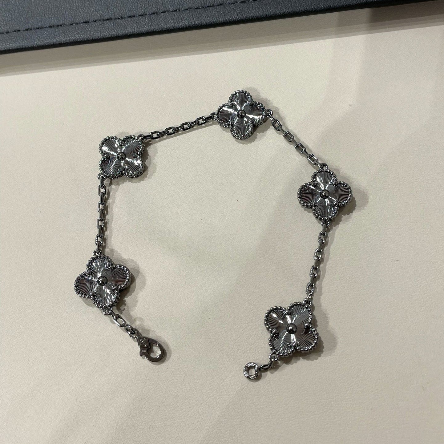 [Lora JEWELRY]CLOVER 5 MOTIF BLACK BRACELET