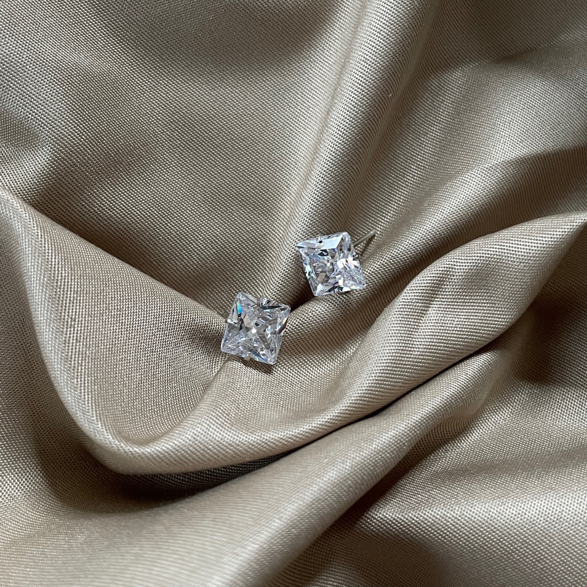 [LORA]Stylish Shiny Square Center Stone Stud Earrings