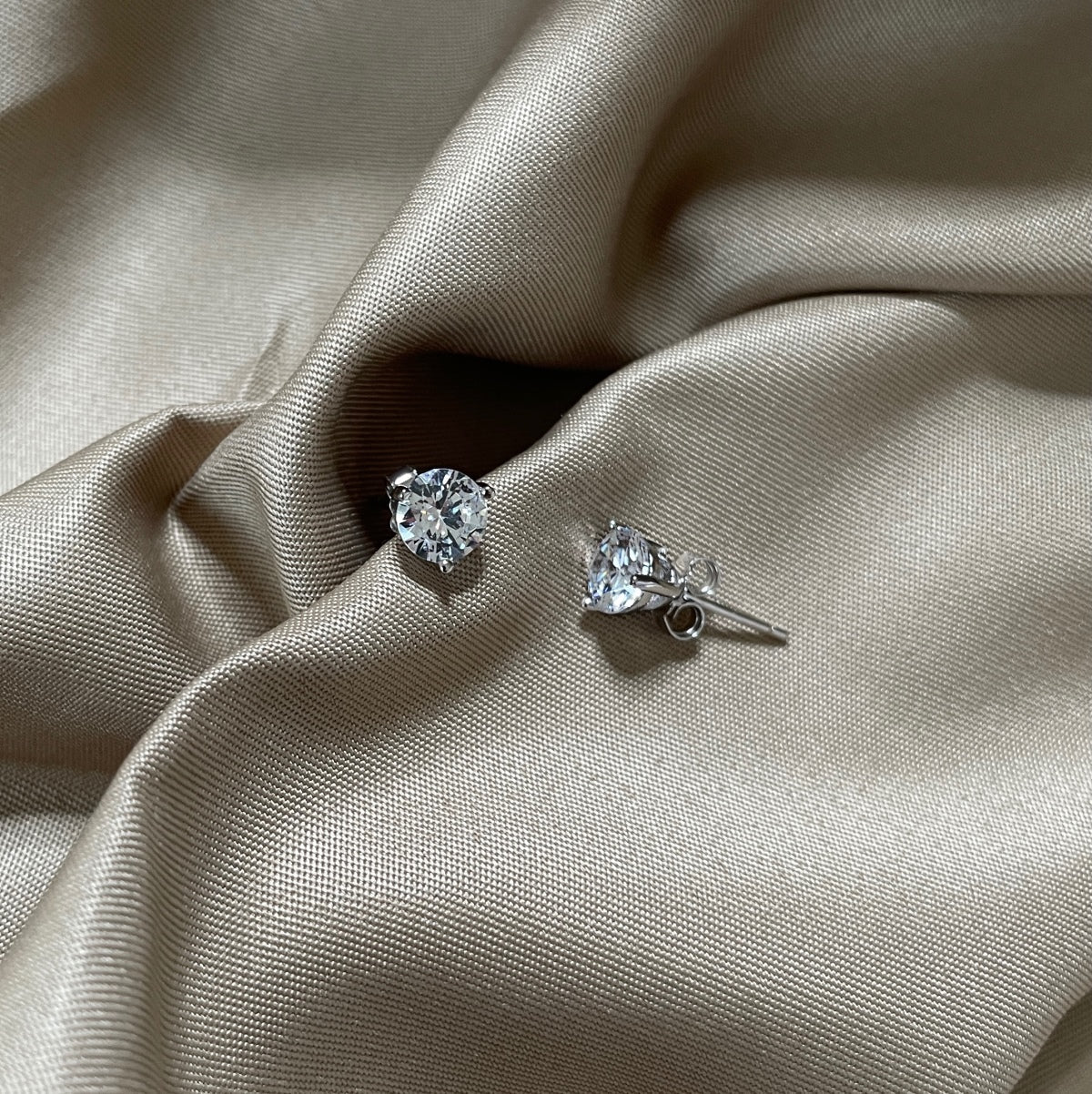 [LORA]Dainty Round Shape Earrings