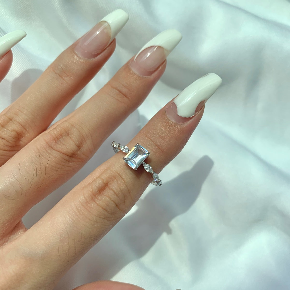 [LORA]1.0 Carat Dainty Resplendent Radiant Cut Daily Ring