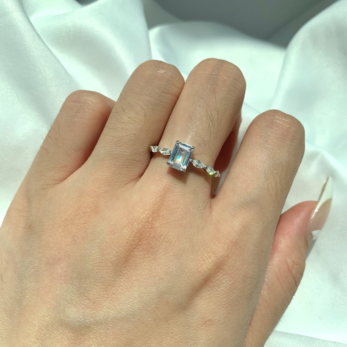 [LORA]1.0 Carat Dainty Resplendent Radiant Cut Daily Ring