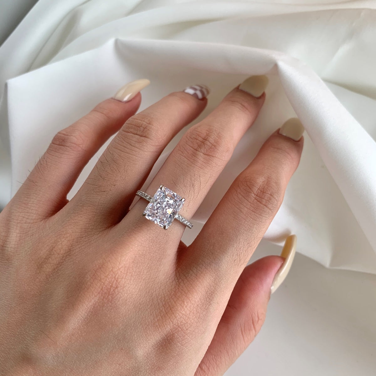 [LORA]4.0 Carat Luxurious Engagement Ring
