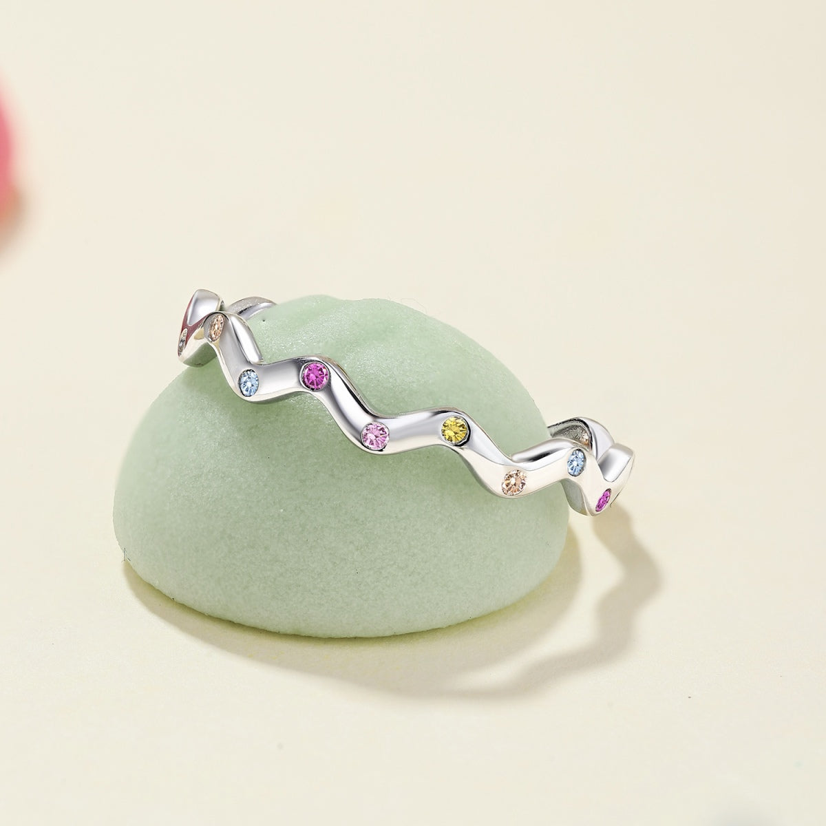 [LORA]Ornate Vibrant Round Cut Daily Ring
