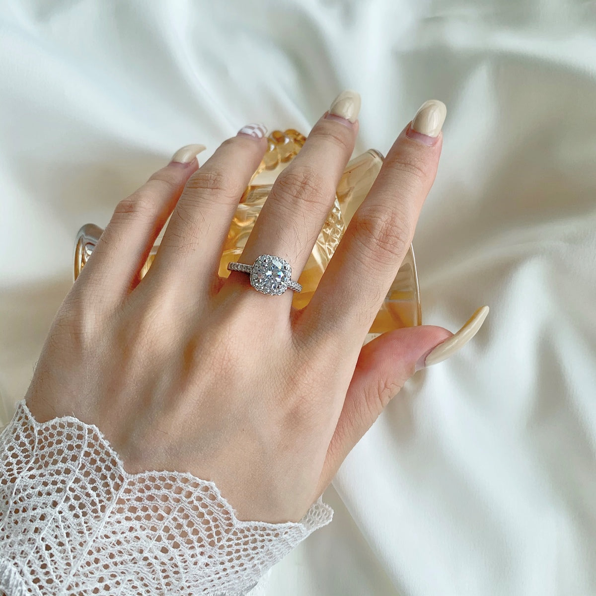 [LORA]Dazzling Resplendent Round Cut Wedding Ring