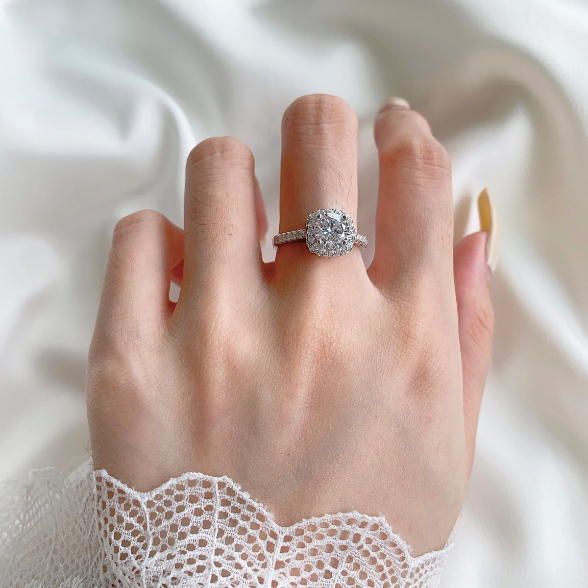 [LORA]Dazzling Resplendent Round Cut Wedding Ring