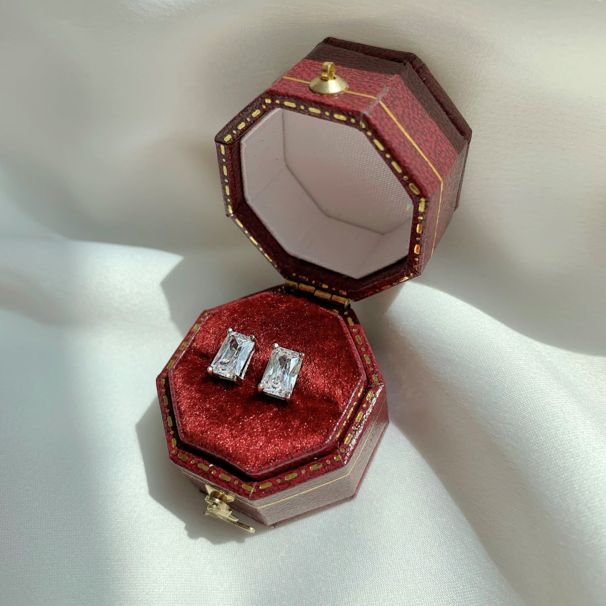 [LORA]Stylish Shiny Rectangular Center Stone Stud Earrings