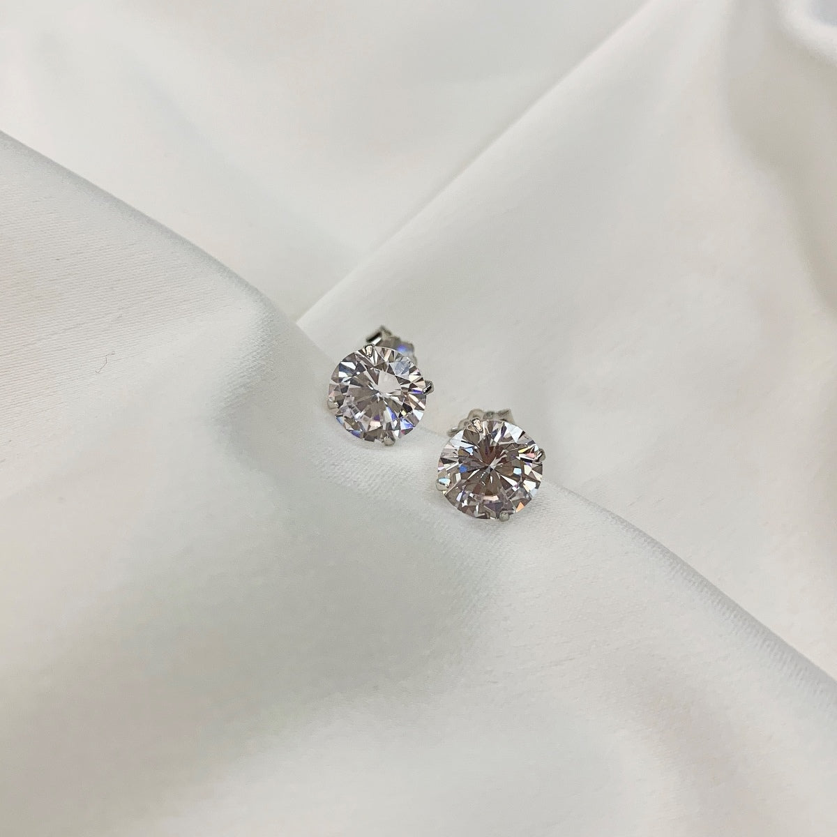 [LORA]Stylish Shiny Round Center Stone Stud Earrings