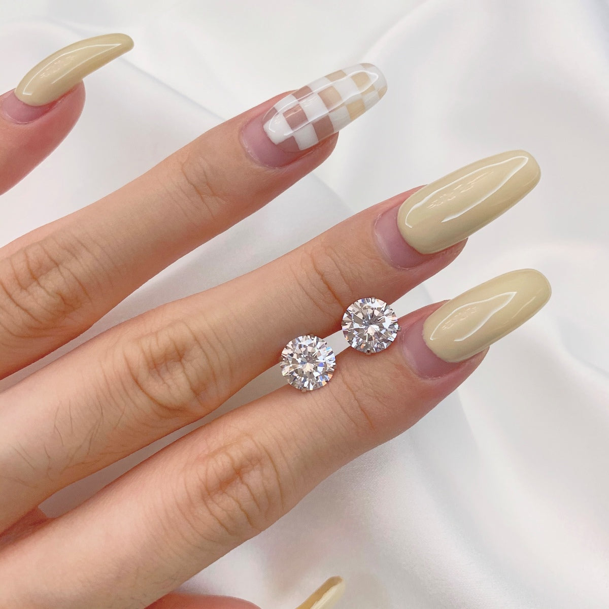 [LORA]Stylish Shiny Round Center Stone Stud Earrings