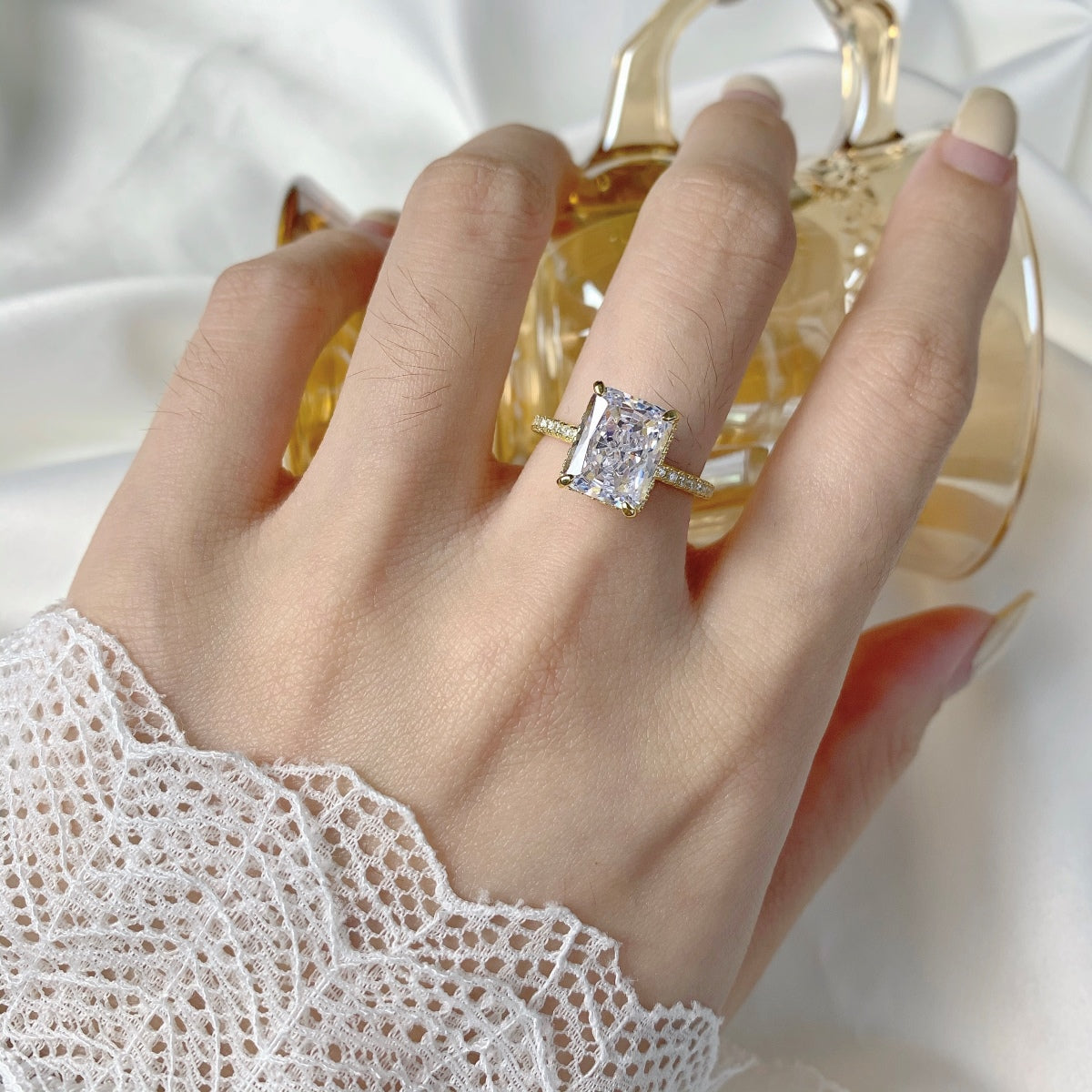 [LORA]4.0 Carat Luxurious Engagement Ring