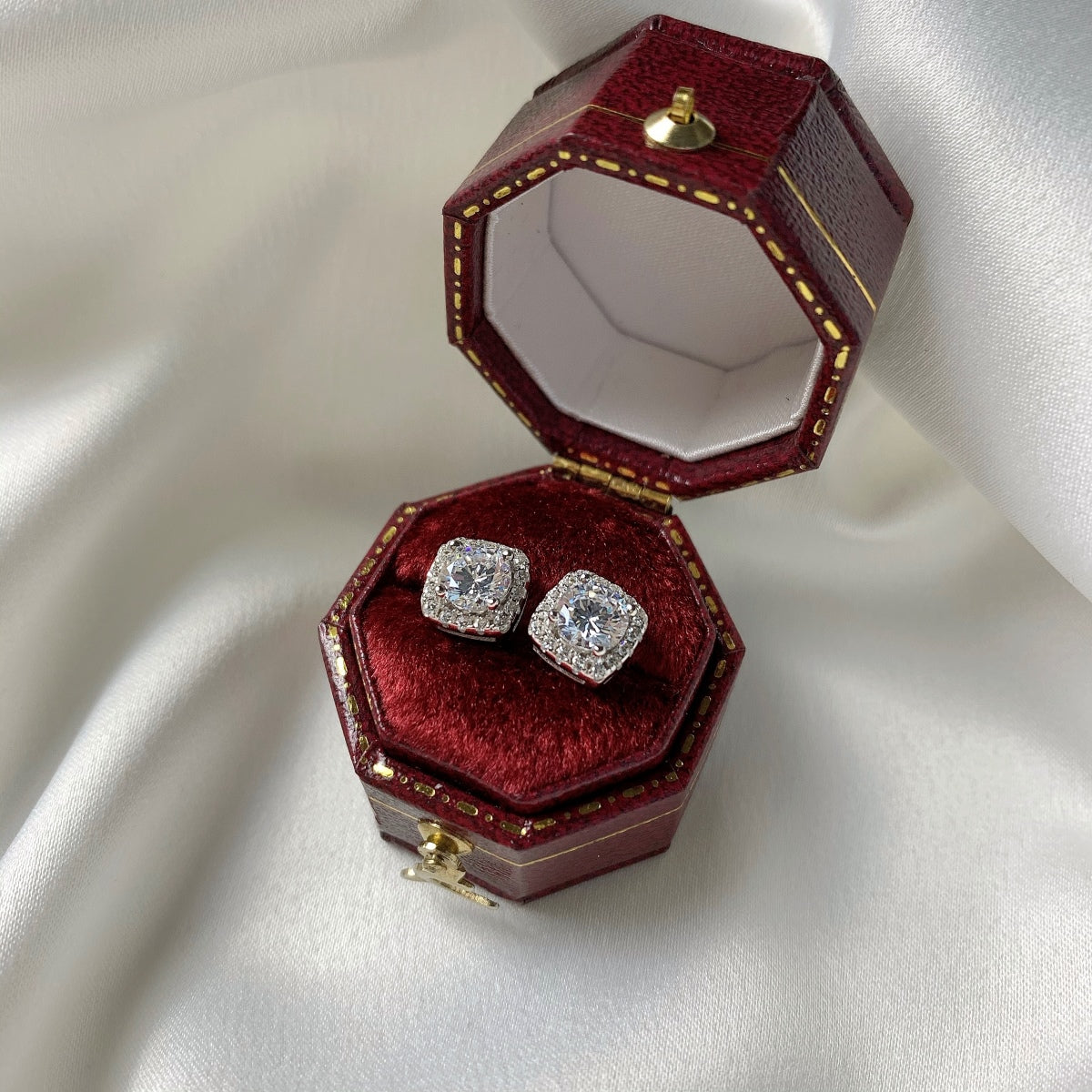 [LORA]Classic Round Center Stone Stud Earrings