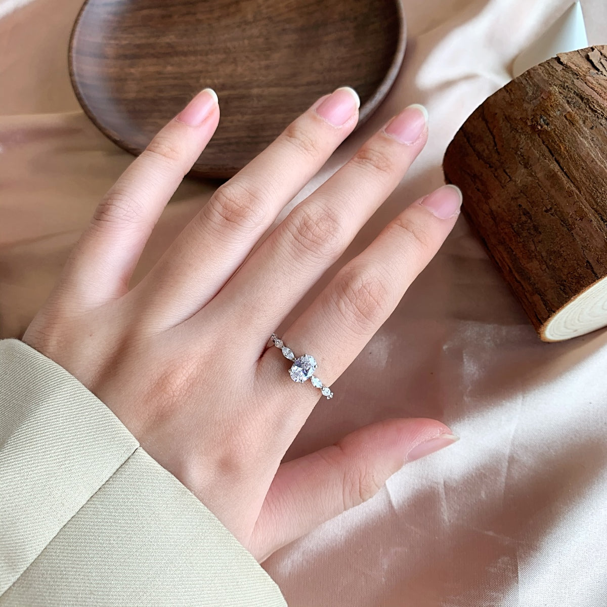 [LORA]0.75 Carat Luxurious Vibrant Elongated Cushion Cut Daily Ring
