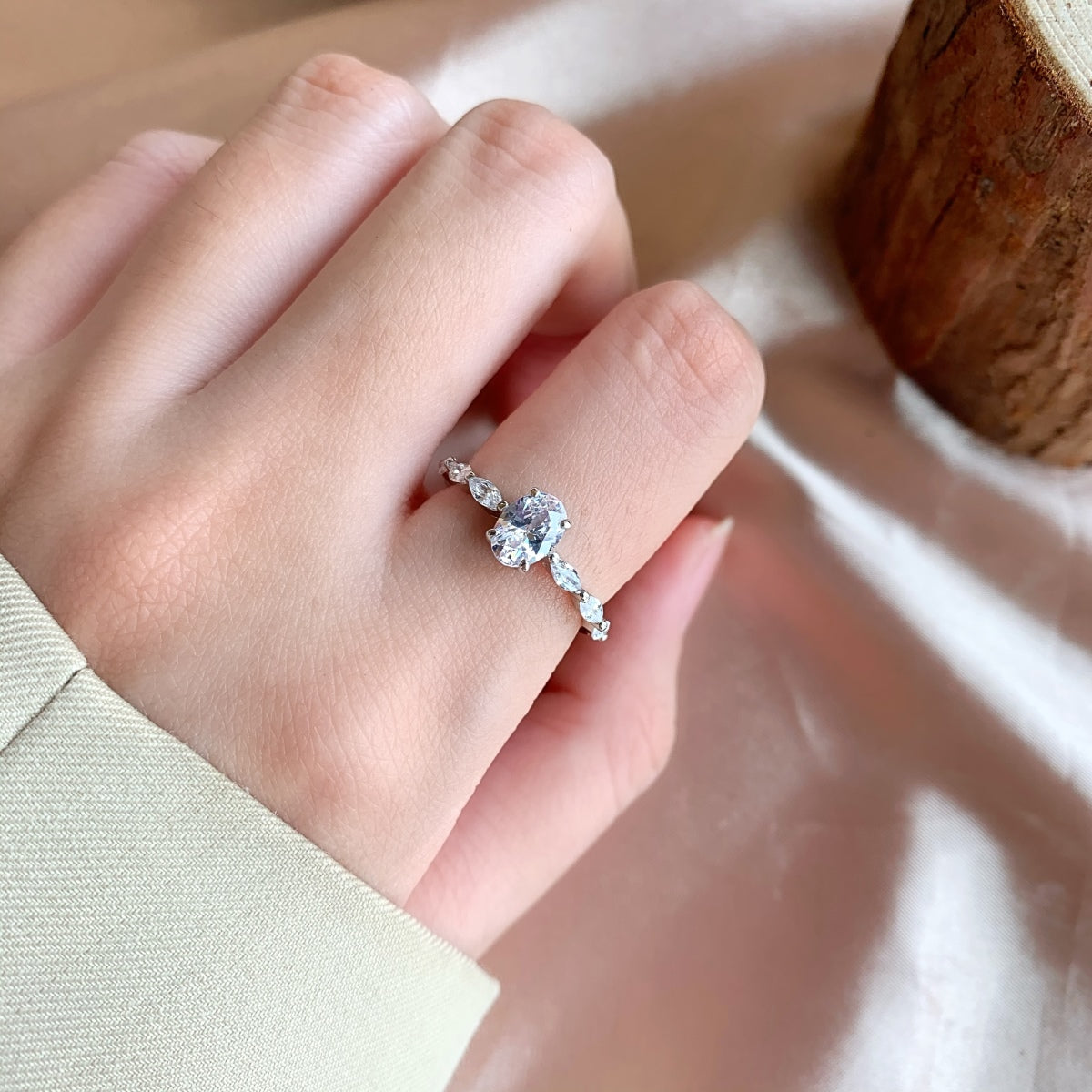 [LORA]0.75 Carat Luxurious Vibrant Elongated Cushion Cut Daily Ring