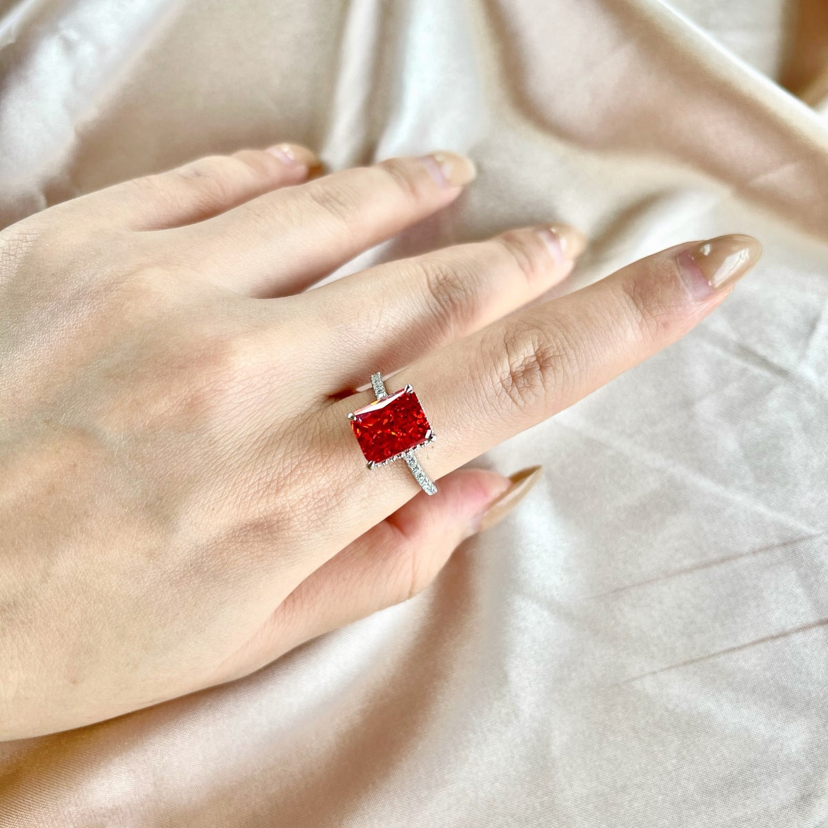 [LORA]4.0 Carat Luxurious Engagement Ring