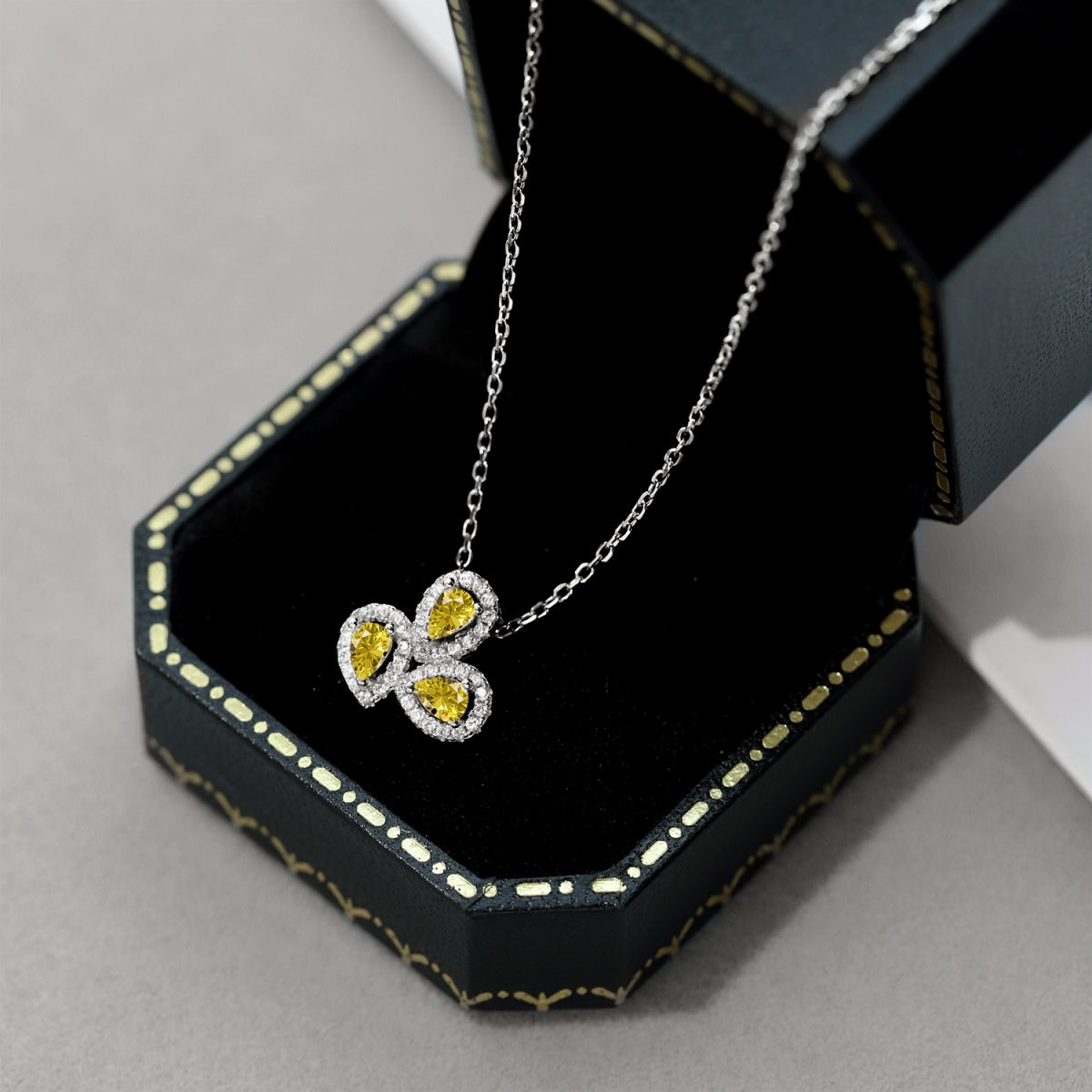 [LORA]Elegant Flower Shape Pear Cut Necklace