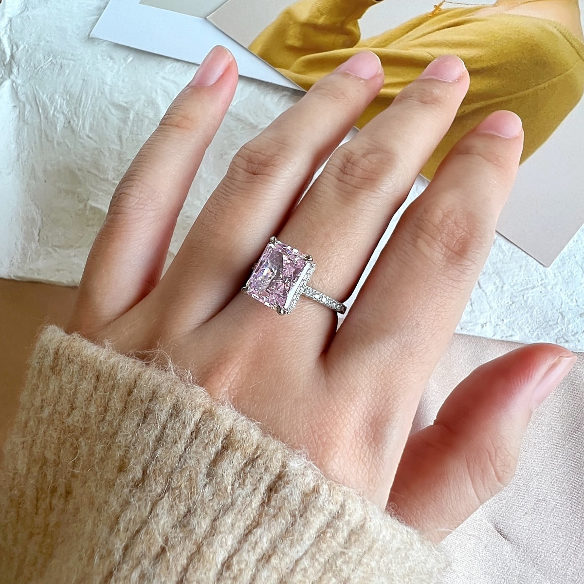 [LORA]4.0 Carat Luxurious Engagement Ring