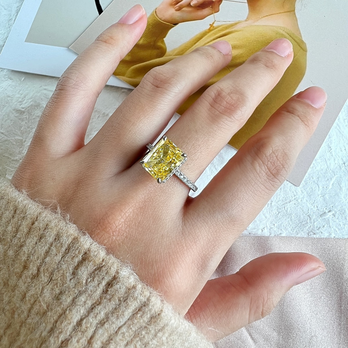 [LORA]4.0 Carat Luxurious Engagement Ring