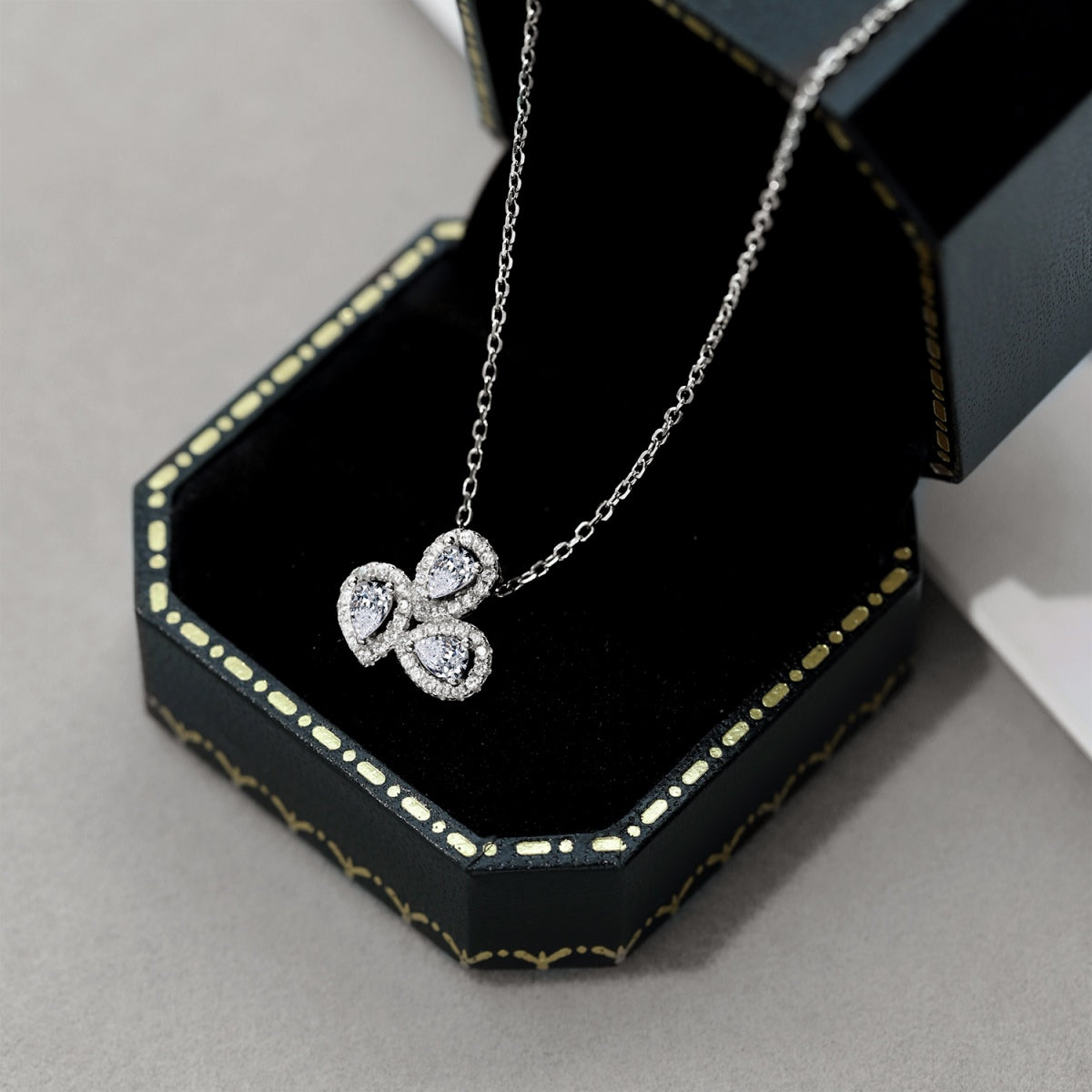 [LORA]Elegant Flower Shape Pear Cut Necklace