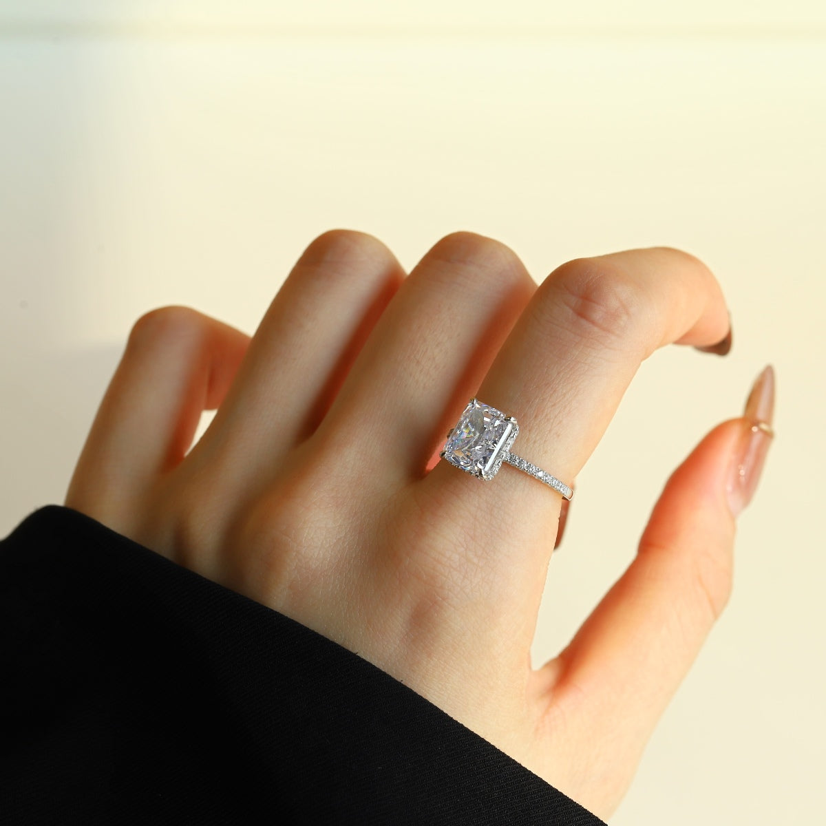 [LORA]4.0 Carat Luxurious Engagement Ring