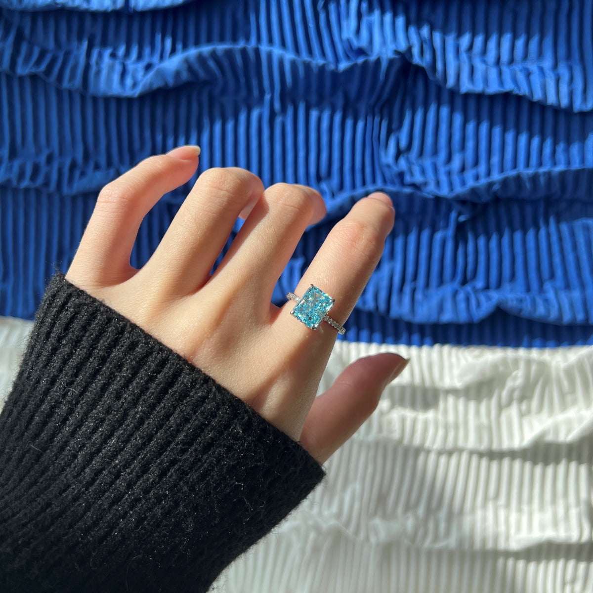 [LORA]4.0 Carat Luxurious Engagement Ring