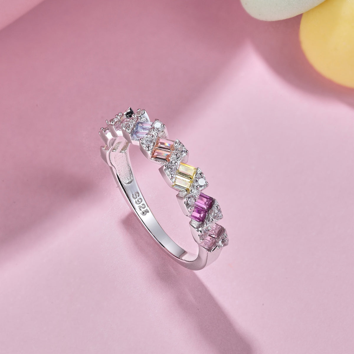 [LORA]Delicate Vibrant Emerald Cut Daily Ring
