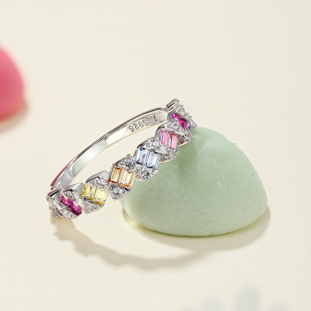 [LORA]Delicate Vibrant Emerald Cut Daily Ring