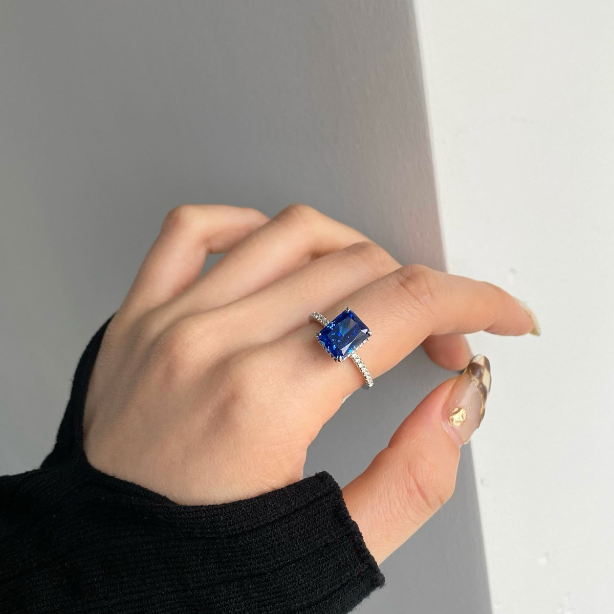 [LORA]4.0 Carat Luxurious Engagement Ring