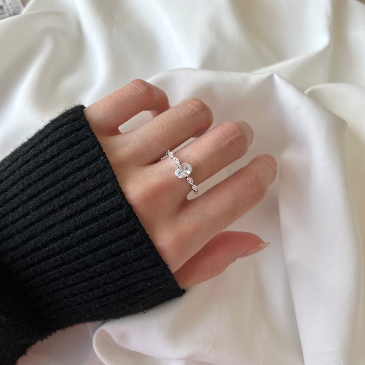 [LORA]0.75 Carat Luxurious Vibrant Elongated Cushion Cut Daily Ring