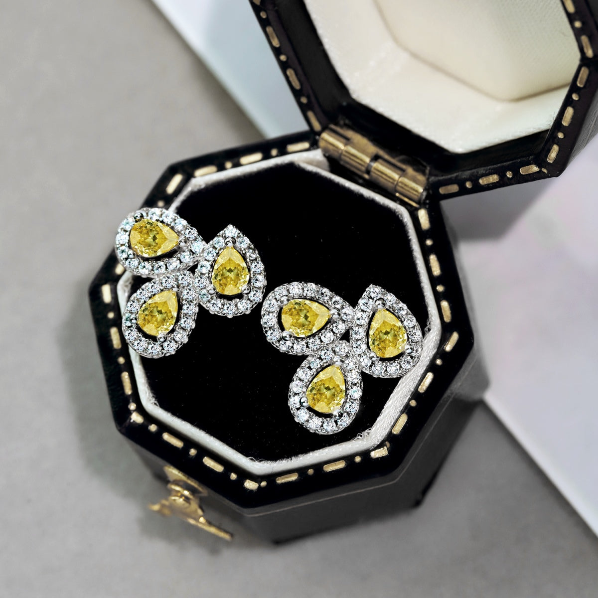 [LORA]Ornate Flower Shape Pear Cut Lover Earrings