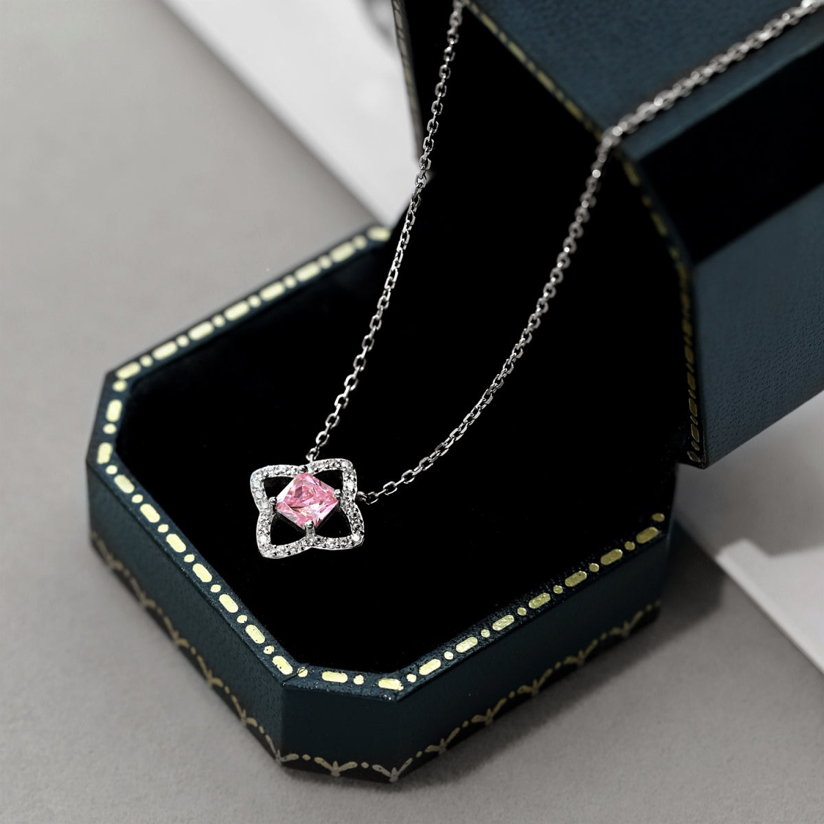 [LORA]Exquisite Flower Shape Princess Cut Necklace