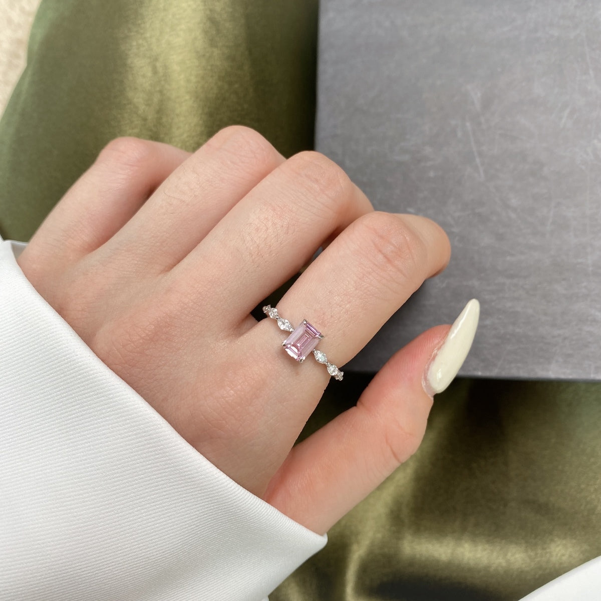 [LORA]1.0 Carat Dainty Resplendent Radiant Cut Daily Ring