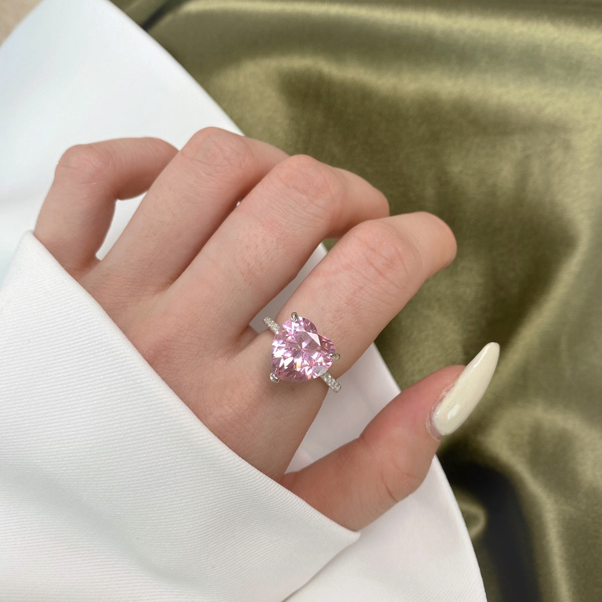 [LORA]6.0 Carat Luxurious Sparkling Romantic Heart Cut Lover Ring