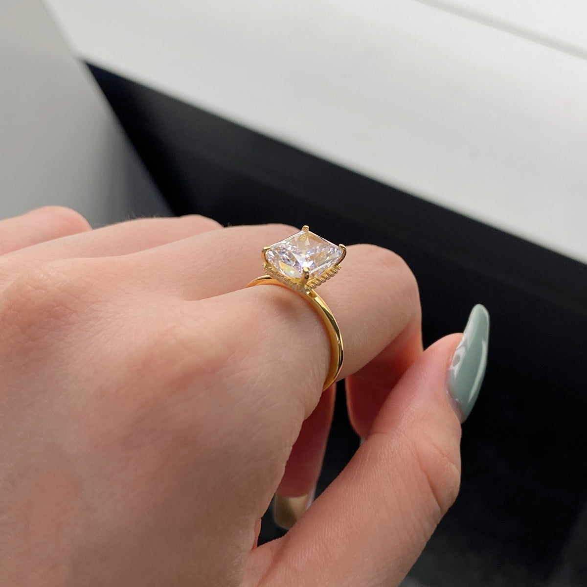 [LORA]4.0 Carat Ornate Enchanting Radiand Cut Banquet Ring