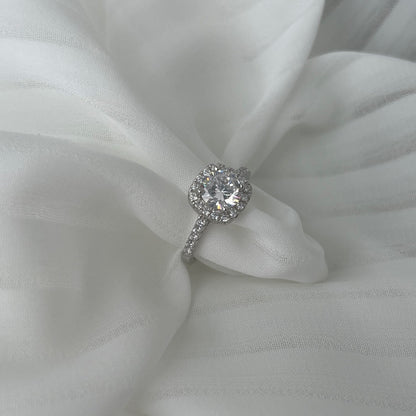 [LORA]Dazzling Resplendent Round Cut Wedding Ring