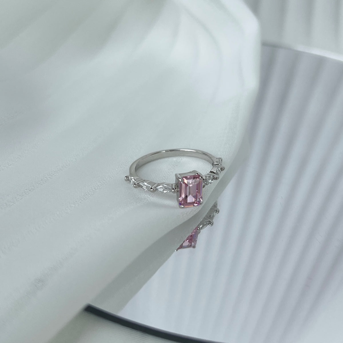 [LORA]1.0 Carat Dainty Resplendent Radiant Cut Daily Ring