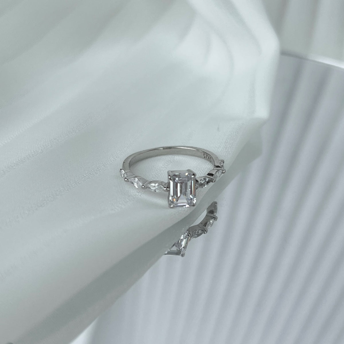 [LORA]1.0 Carat Dainty Resplendent Radiant Cut Daily Ring