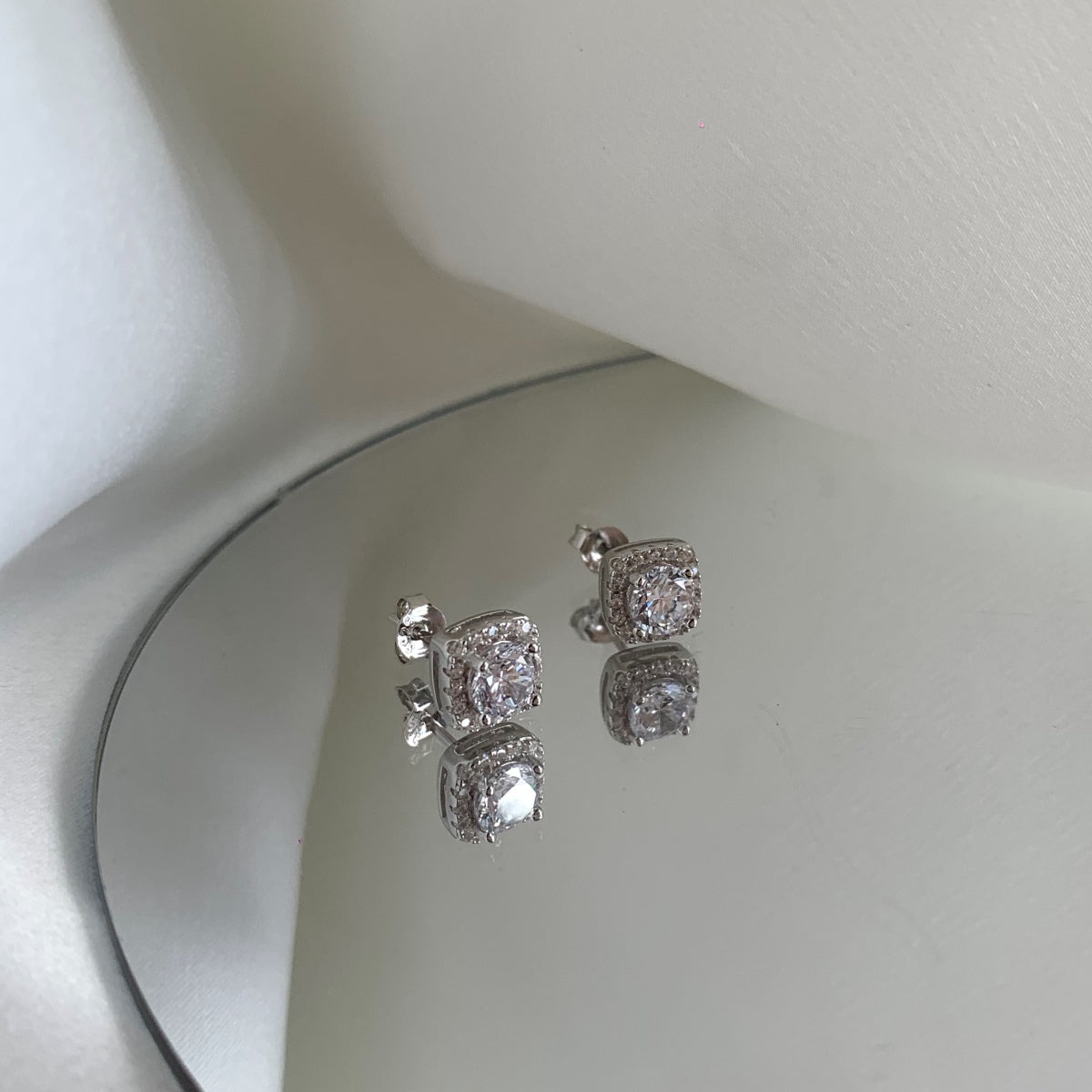 [LORA]Classic Round Center Stone Stud Earrings