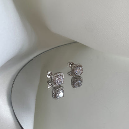 [LORA]Classic Round Center Stone Stud Earrings