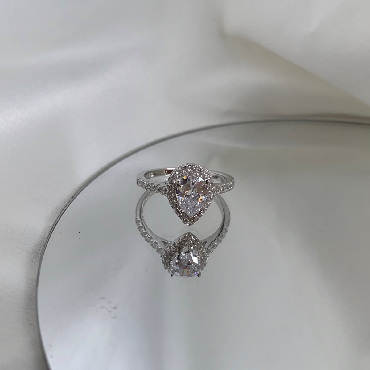 [LORA]1.0 Carat Luxurious Resplendent Water Drop Shape Wedding Ring