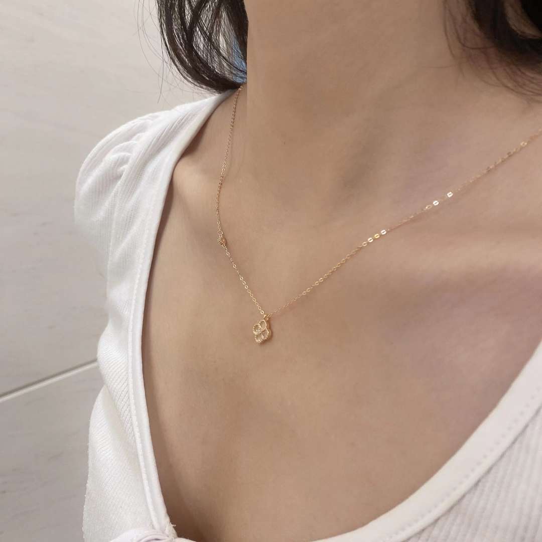 [LORA]Delicate Flower Shape Necklace