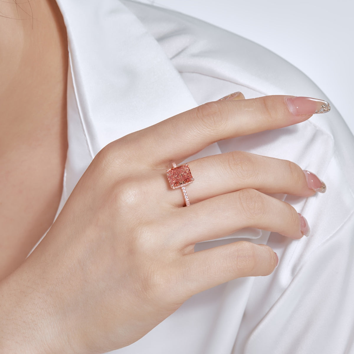 [LORA]4.0 Carat Luxurious Engagement Ring