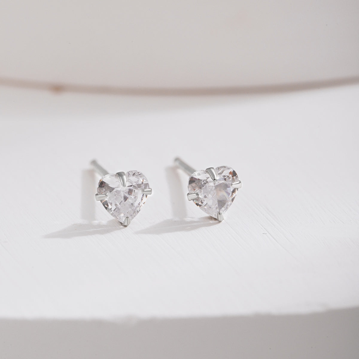 [LORA]Sparkling Heart Shaped Simple Earrings