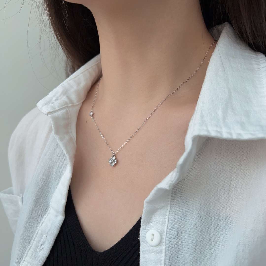 [LORA]Delicate Flower Shape Necklace
