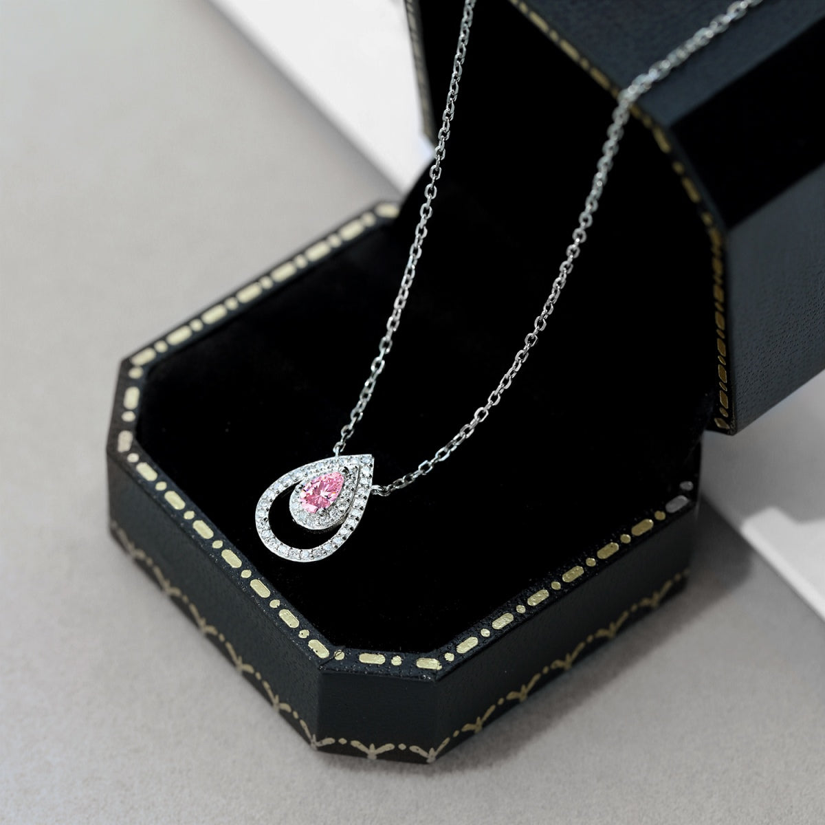 [LORA]Sparkling Pear Cut Necklace